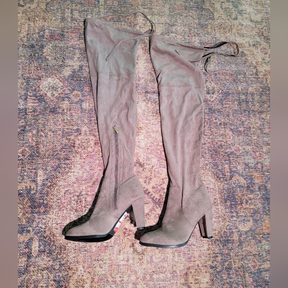 Catherine Malandrino tall suede boot taupe SZ 7